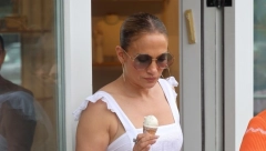 ONA PROLAZI KROZ LJUBAVNI BRODOLOM, A ON NA SEDMOM NEBU Bivši muž Džej Lo "cveta" pored 30 godina mlađe