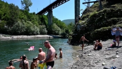 VRELI TALAS PRODRMAO SRBIJU, ONI NAŠLI NAČIN DA IM BUDE BANJA! Prijepoljcima ne treba more,  evo GDE se rashlađuju! (FOTO)