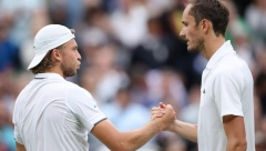 MRTAV SI, NEKA TI CELA PORODICA UMRE OD RAKA Teniser dobio jezive pretnje: Pištolj i meci na slici (FOTO)