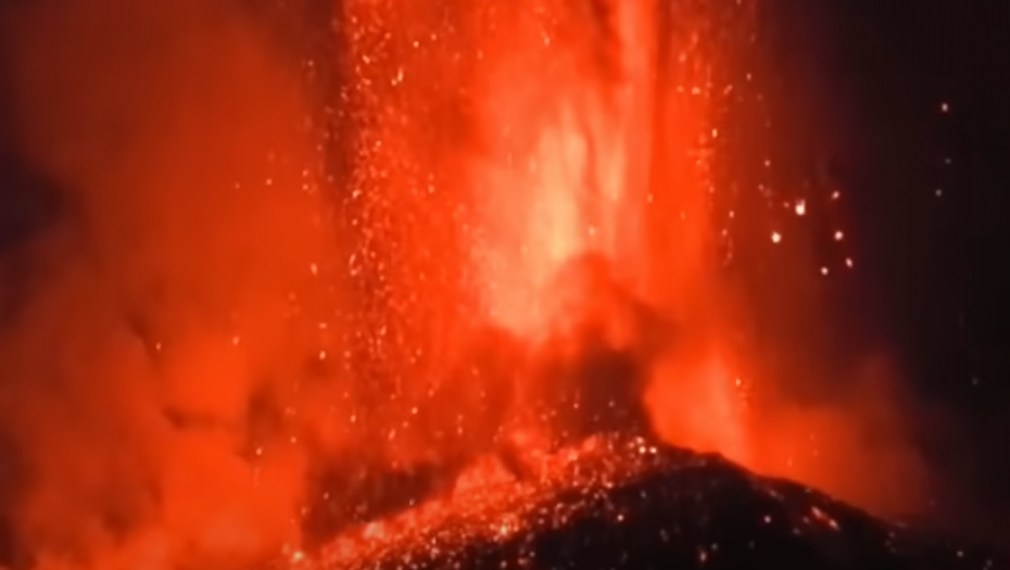 RAZBUDILO SE ''ČUDOVIŠTE'', SICILIJA UPALILA CRVENI ALARM! Etna ponovo buknula, izbacuje lavu i pepeo: Obustavljeni letovi na aerodromima