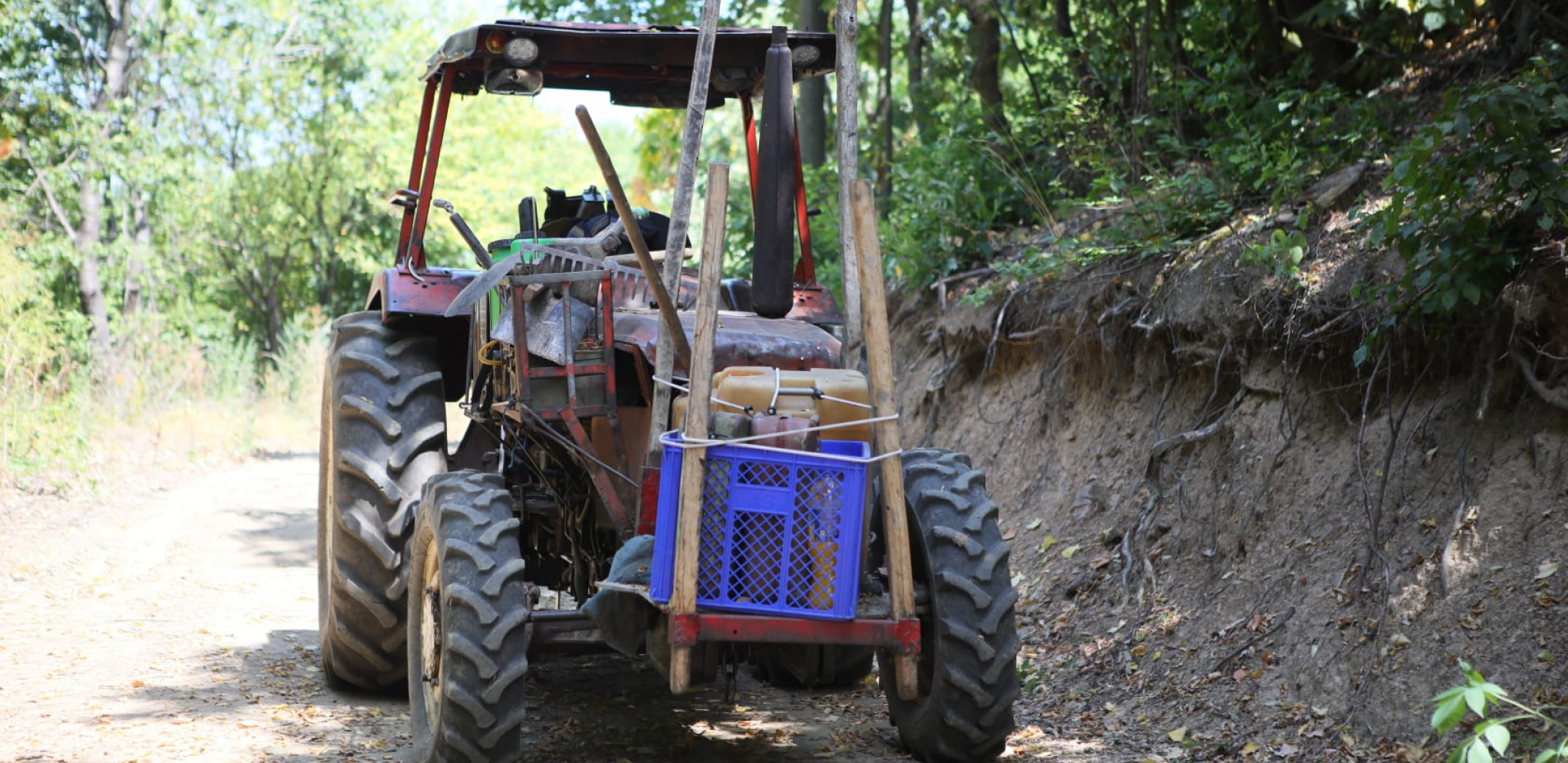 NA OVOM TRAKTORU UBIJENI SU RADE I RUMENA Komšija Petar zalegao ispred, pa ih ubio jednim metkom (FOTO/VIDEO)