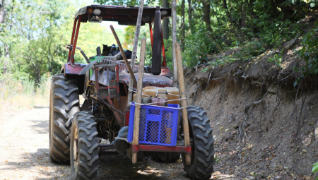 NA OVOM TRAKTORU UBIJENI SU RADE I RUMENA Komšija Petar zalegao ispred, pa ih ubio jednim metkom (FOTO/VIDEO)