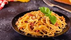 PASTA KARBONARA Rimski specijalitet nastao sredinom 20. veka, prste da poližete