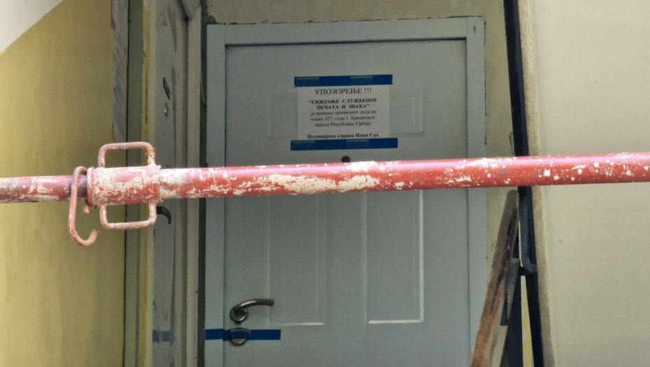 U OVOM STANU U NOVOM SADU, PAS JE, KAKO SE SUMNJA, NASMRT IZUJEDAO VLASNIKA Nesrećni muškarac bio slabo pokretan (FOTO)