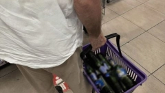 NEKI ODU NA ADU DA SE ISKUPAJU, A OVAJ PENZIONER SE "BUĆNE" U HLADNO PIVO! Zanimljiva scena nasred prodavnice: Nakon toga obično ide hladna lubenica!