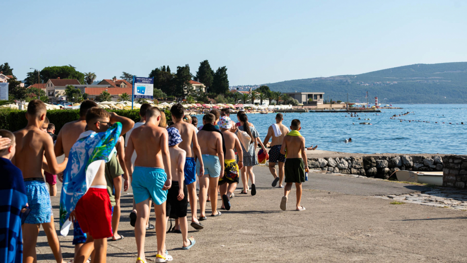 DECA IZ KOSOVSKIH ENKLAVA PRVI PUT NA MORU! (FOTO)
