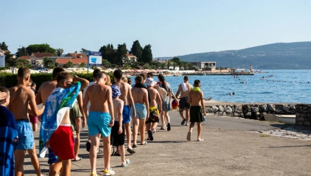 DECA IZ KOSOVSKIH ENKLAVA PRVI PUT NA MORU! (FOTO)