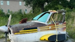 OVO SE NIKAD NIJE DESILO Otkriven avion pored puta, policija u šoku, na njemu piše samo jedna stvar! (FOTO)