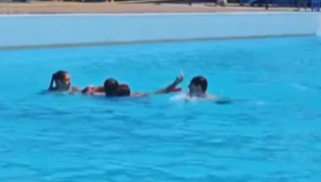 DRAMA NA BAZENU U VRNJAČKOJ BANJI! Spasilac spasava čoveka kome je otkazala ruka! (VIDEO)