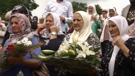 SKANDAL BEZ PREMCA! Majke Srebrenice napale EU jer je delegacija prvi put položila vence u čast srpskim žrtvama u Bratuncu!