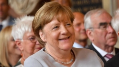 ŽENE SA OBLINAMA LUDE ZA NJENIM KOMPLETIMA 4 kombinacije Angele Merkel idealne za dame u 60-im