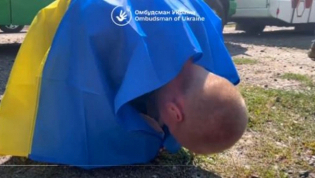 OGRNUO SE ZASTAVOM, PAO NA KOLENA I ZAJECAO! Emotivna razmena zarobljenika između Rusije i Ukrajine (FOTO/VIDEO)