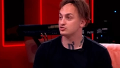 "ČOVEK MI JE GURAO PRST U PUPAK" Desingerica ne prestaje da šokira javnost, obelodanio detalje bizarne situacije: Snimao se dok je to radio!