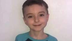 JADNO DETE JE SVE VREME VRIŠTALO: Hraniteljka legla na dečakovu (10) glavu dok ga nije ubila!