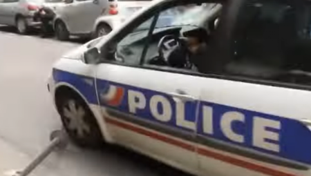 DRAMA U PARIZU Pijan i drogiran se zakucao u baštu restorana, ima mrtvih