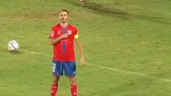 NOKAUTIRAO ALBANCE Dao gol, a onda se tri puta prekrstio i šokirao ceo stadion (VIDEO)