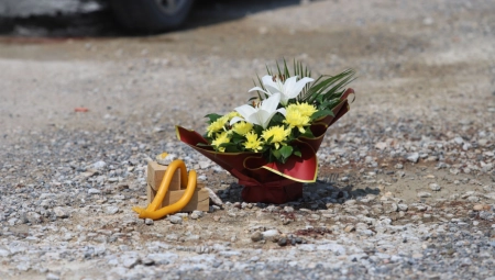 CVEĆE I SVEĆE NA MESTU UBISTVA POLICAJCA IZ LOZNICE Prizori koji teraju suze na oči (FOTO/VIDEO)