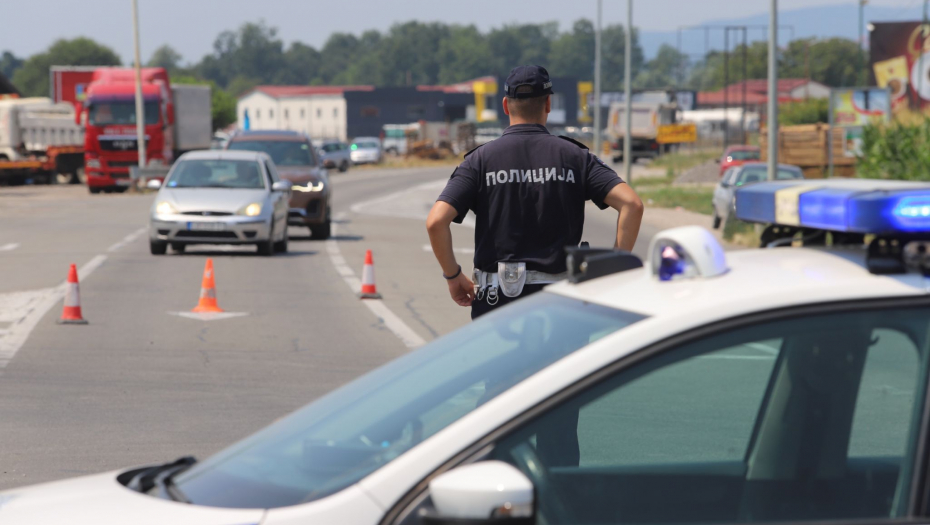 "ČUO SAM 8,9 PUCNJEVA, A ONDA SAM VIDEO KAKO NIKOLU NOSE NA NOSILIMA" Očevidac za Alo! o jezivim scenama na mestu ubistva policajca iz Loznice