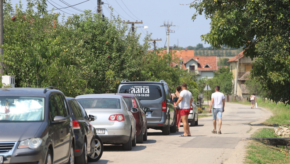 "MUŠKE SUZE VAM GOVORE KOLIKO NE MOŽEMO DA PODNESEMO GUBITAK JUNAKA NAŠE POLICIJE" :  Ekipa Alo! posetila je kuću Krsmanovića u selu Draginac