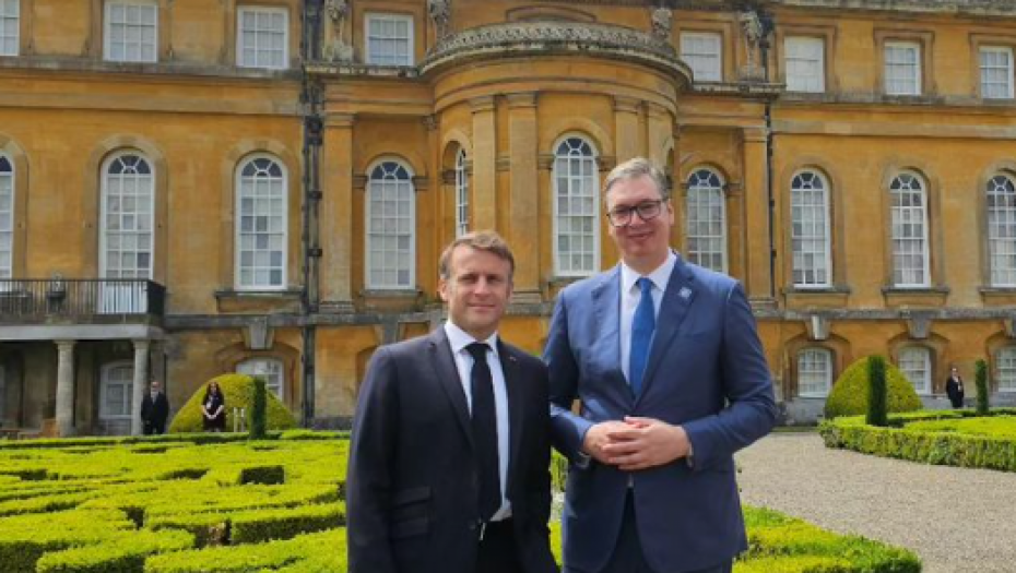 ŠOLAK I NJEGOVA NOVINARKA OČAJNI: Makron i Francuska država pružaju punu podršku predsedniku Vučiću i državi Srbiji!