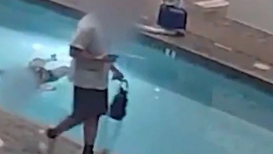 JEZIV SNIMAK! ŽENA SE UDAVILA U BAZENU, DOK SU LJUDI PROLAZILI PORED NJE: Snimak zabeležio i njeno čudno ponašanje (VIDEO)