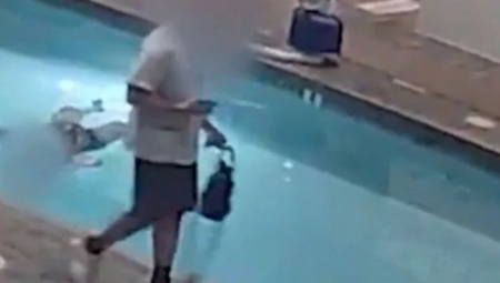 JEZIV SNIMAK! ŽENA SE UDAVILA U BAZENU, DOK SU LJUDI PROLAZILI PORED NJE: Snimak zabeležio i njeno čudno ponašanje (VIDEO)