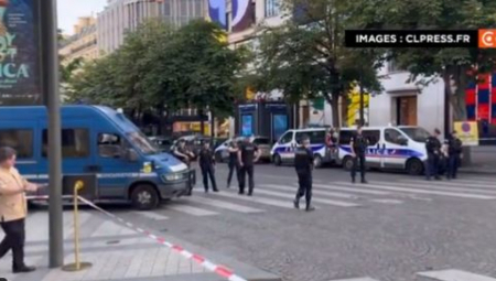 POLICAJAC NAPADNUT NOŽEM ISPRED POZNATOG BUTIKA! Napadač odmah ubijen (VIDEO)