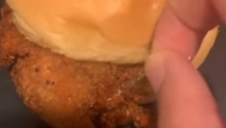 KRENULA DA ZAGRIZE KOMAD PILETINE Od grozote koju je pronašla unutra, zaledila joj se krv u žilama! (VIDEO)