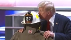 AMERIKA GRCA U SUZAMA NAKON TRAMPOVOG POTEZA! Odao počast nastradalom vatrogascu tokom atentata, pa uradio OVO! (VIDEO)