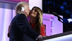 AMERIKA SE OVOME NIJE NADALA Melanija Tramp sa 54 godine grmi, promenila stil, kosu, zube, a i ponašanje