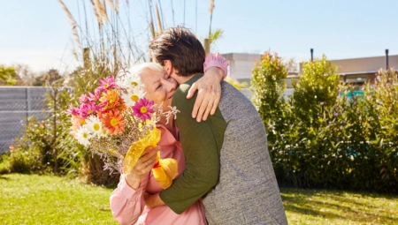 DALA SINA NA USVAJANJE, PA GA TRAŽILA CELOG ŽIVOTA Kada ih je život konačno spojio, usledio je sudbinski preokret!