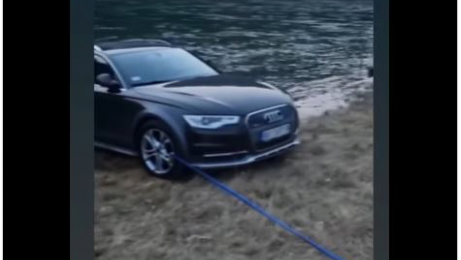HITNO! Vlasnik parkiranog automobila kod Rogačice u Bajinoj Bašti nestao, automobil tone u vodu! (VIDEO)