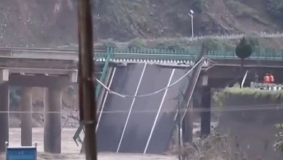 NAJMANJE 11 LJUDI POGINULO Srušio se most, u toku akcija spasavanja (VIDEO)