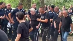 OTAC NA ŠTAKAMA DOŠAO DA ISPRATI SINA NA VEČNI POČINAK Roditelji Nikole Krsmanovića su van sebe od tuge (VIDEO)
