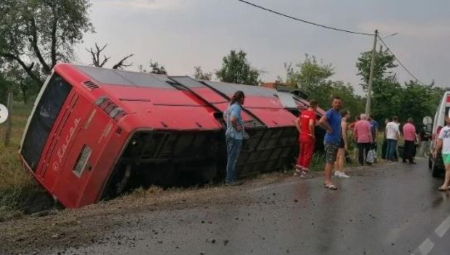 UŽAS KOD ORAŠCA! Prevrnuo se autobus pun putnika, ima povređenih (FOTO)