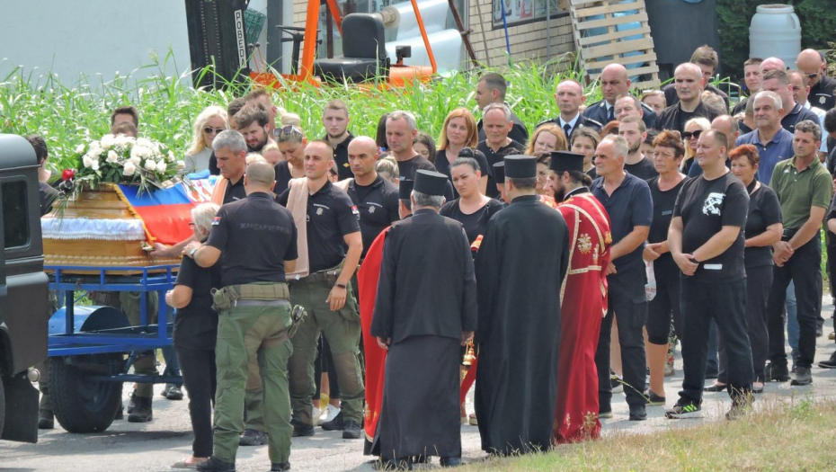 LOZNICA ZAVIJENA U CRNO Sahranjen Nikola krsmanović uz pesmu "Hriste Bože" (FOTO/VIDEO)
