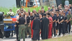 LOZNICA ZAVIJENA U CRNO Sahranjen Nikola krsmanović uz pesmu "Hriste Bože" (FOTO/VIDEO)