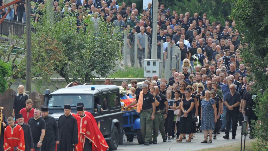"ZBOGOM PRVI NEROĐENI SINE, ZBOGOM RUŽO, ZBOGOM RUZMARINE"! SAHRANJEN HEROJ POLICAJAC NIKOLA KRSMANOVIĆ: Ove reči će vam naterati suze na oči! (FOTO/VIDEO)