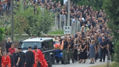 "ZBOGOM PRVI NEROĐENI SINE, ZBOGOM RUŽO, ZBOGOM RUZMARINE"! SAHRANJEN HEROJ POLICAJAC NIKOLA KRSMANOVIĆ: Ove reči će vam naterati suze na oči! (FOTO/VIDEO)