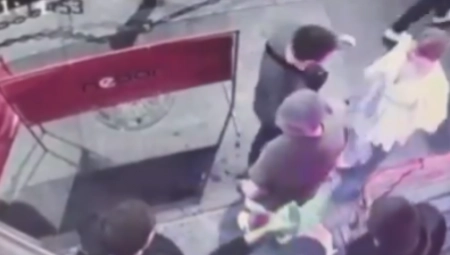 "SVAKA ČAST, SASTAVILA GA SA ZEMLJOM!" Devojka nokautirala napasnika na ulici, snimak obišao svet (VIDEO)