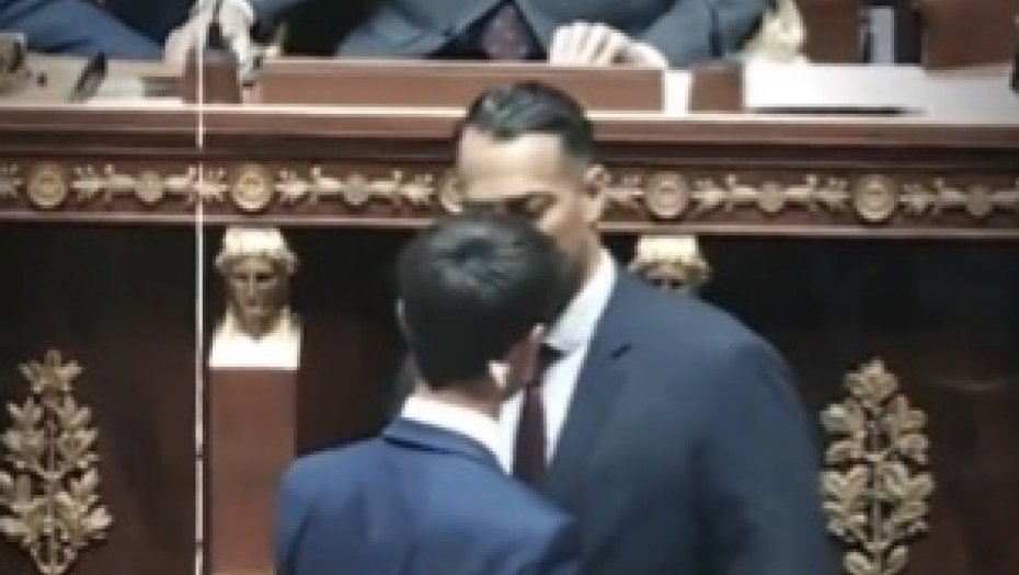 SKANDALČINA U FRANCUSKOM PARLAMENTU Na glasanju za predsednika skupštine odbijanje rukovanja, unošenje u lice i - kamen, papir, makaze! (VIDEO)