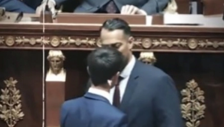 SKANDALČINA U FRANCUSKOM PARLAMENTU Na glasanju za predsednika skupštine odbijanje rukovanja, unošenje u lice i - kamen, papir, makaze! (VIDEO)