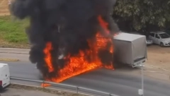 DRAMA KOD AERODROMA Kamion gori nasred puta, vatrogasci se bore s buktinjom (VIDEO)