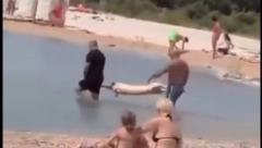 "MAJKO BOŽJA, ODAKLE SU OVI" Neobičan prizor na plaži: Turisti šokirali posetioce 'morskom' gozbom