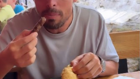 "BOSNA NA APARATIMA" Svetski bloger ćevape proglasio hrvatskim nacionalnim jelom, "Brate, da li želiš da ti zabrane pristup Balkanu?"