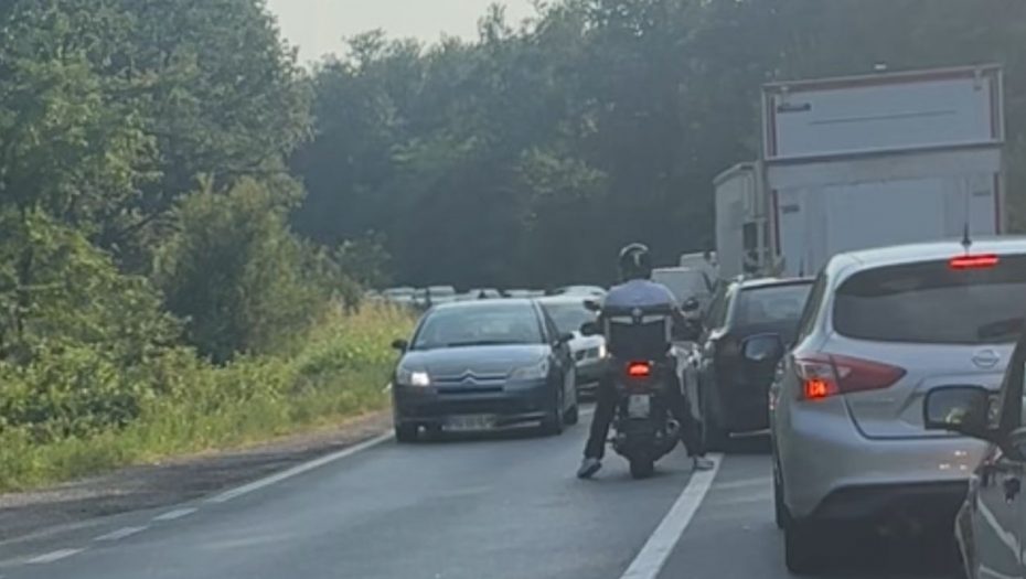 TEŠKA SAOBRAĆAJNA NESREĆA U LIPOVAČKOJ ŠUMI! Automobil uleteo iz suprotne trake, oba vozila potpuno SMRSKANA! (FOTO)