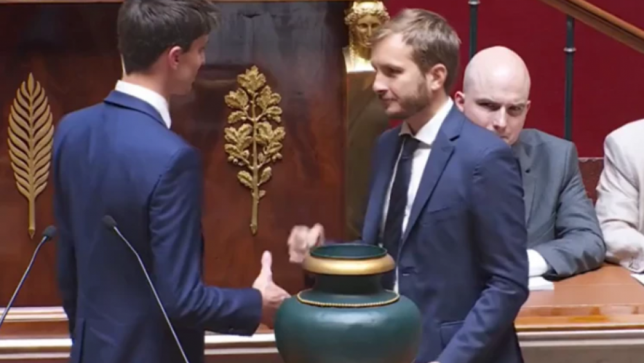 KAO DA JE ŠUGAV! SKANDAL U FRANCUSKOM PARLAMENTU! Poslanici ODBILI rukovanje sa poslanikom iz stranke Marin Le Pen (VIDEO)