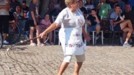 NEUSTRAŠIVA BABA KOCANA PUCA BIČEM KAO DEVOJKA Hit snimak sa takmičenja nasmejao Srbiju! (VIDEO)