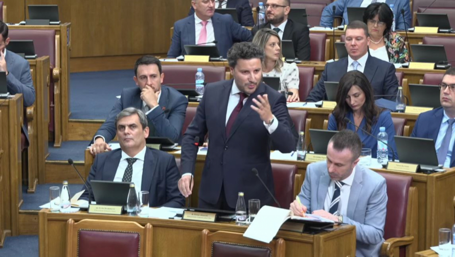 SMEH U CRNOGORSKOJ SKUPŠTINI Abazović o rekonstrukciji: Ne može se doć do plaže, sve su straže Ibrahimovića Draže