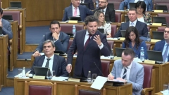 SMEH U CRNOGORSKOJ SKUPŠTINI Abazović o rekonstrukciji: Ne može se doć do plaže, sve su straže Ibrahimovića Draže